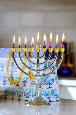 Hanukkiah Menorah mumu geleneksel Hanuka kutlamaları sırasında yakılır. Bu bayram boyunca Yahudi dininin bir sembolüdür.