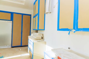 Yeni beyaz mutfak dolaplarının montajını içeren ev geliştirme projesi