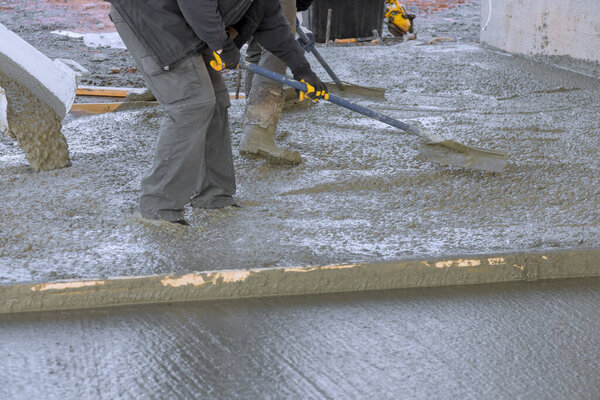 Новая подъездная дорога для дома залита мокрым цементом