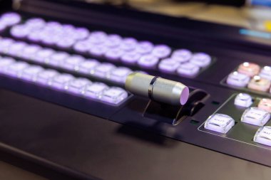 Video değiştiriciler için kontrol paneliyle canlı yayın