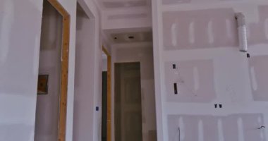 Yeni ev boyama hazırlıkları için alçı duvarlar tamamlanıyor