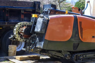 Yeraltı optik fiber gömme kablosu yerleştirmek için sondaj makinesi kullanarak internet erişimini hızlandırır.