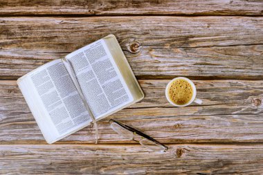 24 Aralık 2023 Washington DC ABD. İncili ders çalışmak için aç. Tahta masada sıcak kahve olsun.