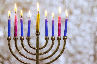 Hanukkiah Menorah mumu geleneksel Hanuka bayramı kutlamalarında yakılır.