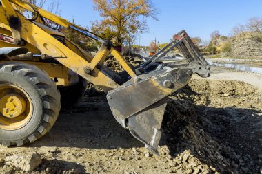 Otoyol yeniden inşa kazıcısı yol çalışması için zemin hazırlıyor