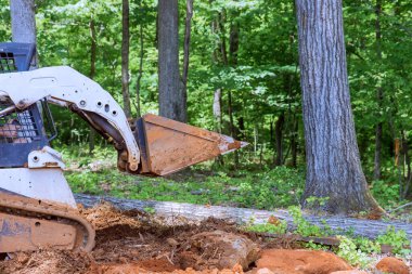 Mini buldozer toprak taşımak için toprakla çalışmak için kullanılıyor. Toprakların peyzajını artırmak için.
