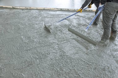 Islak çimento kullanılarak yeni evin yolu için beton döküldü.