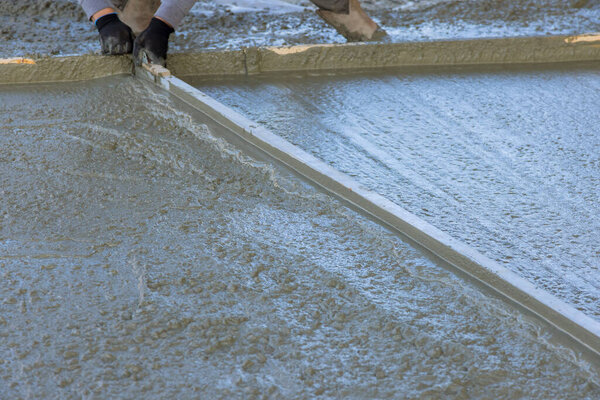 Бетонная дорожка для нового дома была залита мокрым цементом
