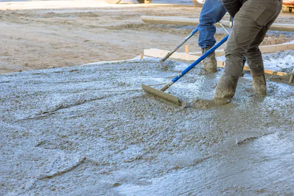 Yeni evin önüne ıslak beton dökülüyor.