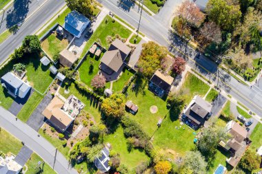 New Jersey 'deki küçük Amerikan kasabasında çatı manzaralı özel evler.