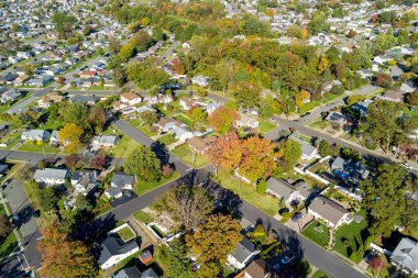 New Jersey, ABD 'de çatısı manzaralı küçük bir Amerikan kasabası.