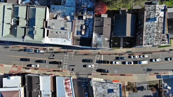 小さなアメリカの街を車で眺める空中展望 — ストック動画