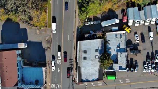 Αεροφωτογραφία Του Δρόμου Αυτοκίνητα Μικρή Αμερικανική Πόλη — Αρχείο Βίντεο