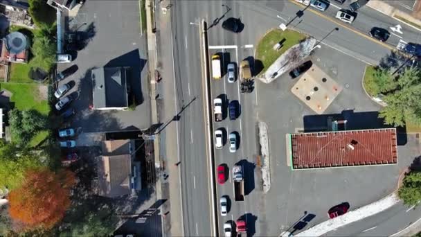 美国新泽西州靠近道路 有车的美国小镇的空中俯瞰屋顶 — 图库视频影像