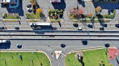 New Jersey, ABD, hava görüntüsü otoyolda arabalarla aktif bir trafik