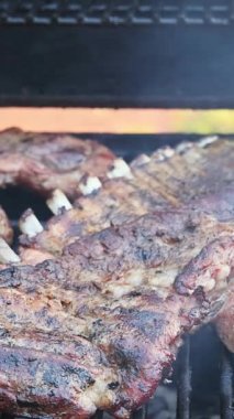 Barbekü ızgarası lezzetli domuz etlerinin sıcak dumanında kullanılır.