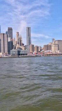 Brooklyn Köprüsü yakınlarındaki Manhattan şehir merkezi iş merkezi ofis binalarının yer aldığı New York City manzarası