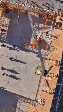 Yeni konut binasına ahşap çatı kirişlerinin Crane kurulumu