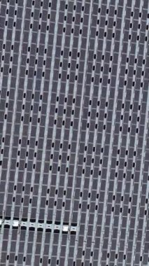Yüzen güneş panelleri olan büyük su birikintisi güneş ışığı toplayarak elektrik üretiyor.