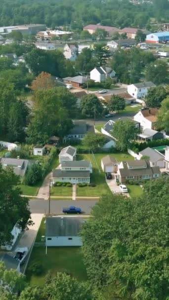 ニュージャージー州の快適な生活環境を提供する住宅を持つ小さなアメリカの町 — ストック動画