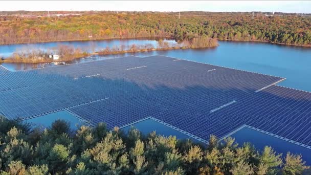 太陽電池パネルは環境に優しい発電の間に水に浮きます — ストック動画