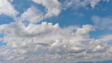 İlahi kabarık bulutlar arasında uçuyor Mavi gökyüzünde hareket ediyor Güzel güneşli bulutlar