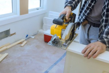 Bir iç kapı elle testere kullanılarak monte edilebilmesi için gerekli boyuta kesilmelidir.