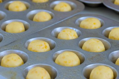 Fırın tepsisi Brezilya peynirli chipa çörekleri pişirmeye hazır.
