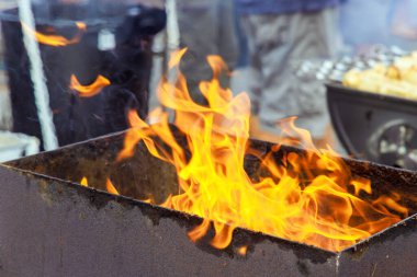 Yakacak odunlu dumanlı barbekü. Yaz akşamları et ızgarası yapmak için Brezilya 'ya inşa edilmiş.