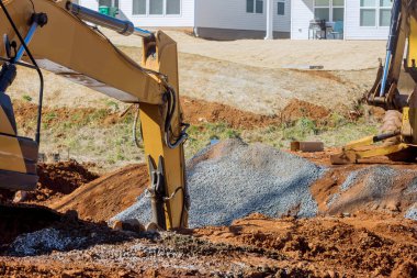 Beton köprü, kırsal kesimde küçük bir dere üzerinde inşa ediliyordu.
