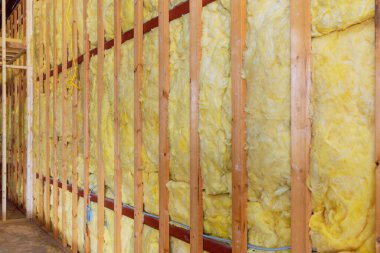 Yeni inşaat sırasında mineral kaya yünü kullanarak duvara termal yalıtım ekleniyor