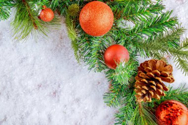 Noel arkaplanda topları olan Noel ağacı dallarının şenlikli dekorasyonu mutlu bir yıldır.