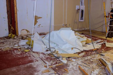 Ev yeniden inşa edilirken, eski hasarlı alçı levha alçıpan kaldırılmalıdır