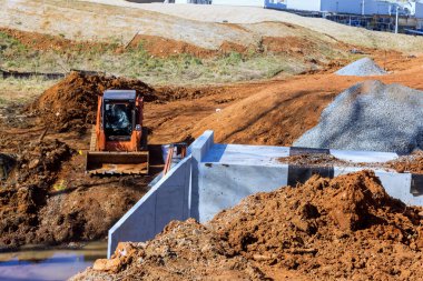 Kırsal bölgedeki akarsu üzerinde inşa edilen bu beton köprü, inşaatın detaylarını gösteriyor.