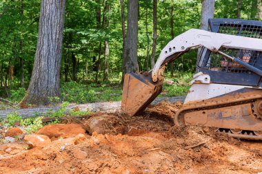 Mini buldozer kullanımı toprak hareketlerinde, peyzaj geliştirme bölgelerinde kullanılır.
