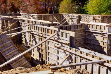 Ev inşaatı için beton dökmeye hazır.