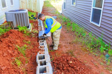 Müteahhit tarafından monte edilen istinat duvarları inşa ediliyor