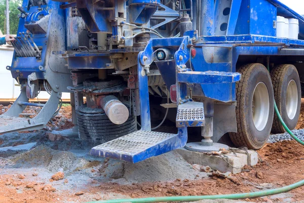 Yeraltı suları sondaj makinesiyle delindiğinde Artesian kuyusundan su akıyor..