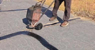 Yama yaması yaparken asfalt çatlağı, zift emülsiyon yol yüzeyi restorasyonunu kaplayan çatlak işlevi görür