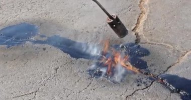 Bitumen emülsiyon birleşik mühür yenileyici asfalt yüzeylerindeki çatlakları sıvı eklem mührü ile doldurarak onarmak için kullanılır..