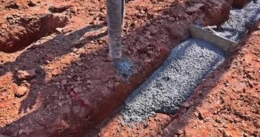 Yeni ev için beton döken işçilere sahip inşaat sahası