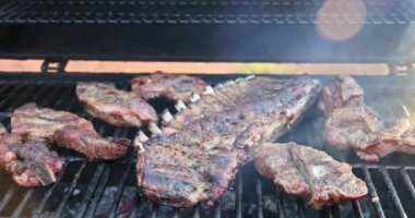 Barbekü ızgarası lezzetli domuz etlerinin sıcak dumanında kullanılır.