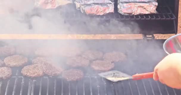 熱いグリルでバーベキューアメリカの牛肉バーガーは炎で焼かれています — ストック動画