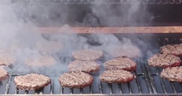 火の上に熱いグリルで焼かれたアメリカの牛肉バーガー — ストック動画