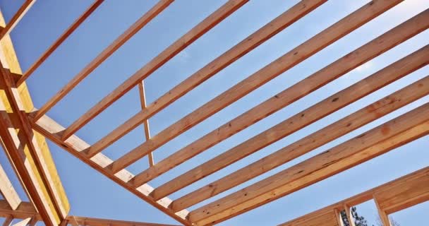 新住宅内木结构屋面屋面的屋面铺盖 — 图库视频影像