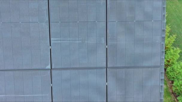 Solarpaneeldach Auf Dem Dach Eines Hauses Ist Mit Sonnenkollektoren Ausgestattet — Stockvideo