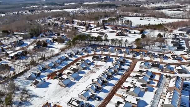 Csendes Lakóövezetben Kis Amerikai Város Télen Magánházak Között Található Kertvárosi — Stock videók