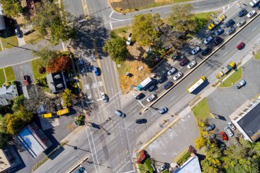 New Jersey, ABD, güzel küçük bir Amerikan kasabasının havadan görüntüsü. Aktif bir yol üzerinde arabalar var.
