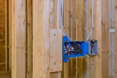 Elektrik şalteri tahta kirişlerine bağlı plastik kablolardan oluşuyor.