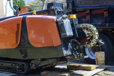 Yeraltı optik liflerini yerleştirmek için sondaj makinesi kullanan bir optik fiber.